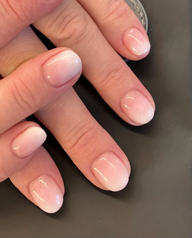 Gelová modeláž nehtů v přírodním stylu Babyboomer